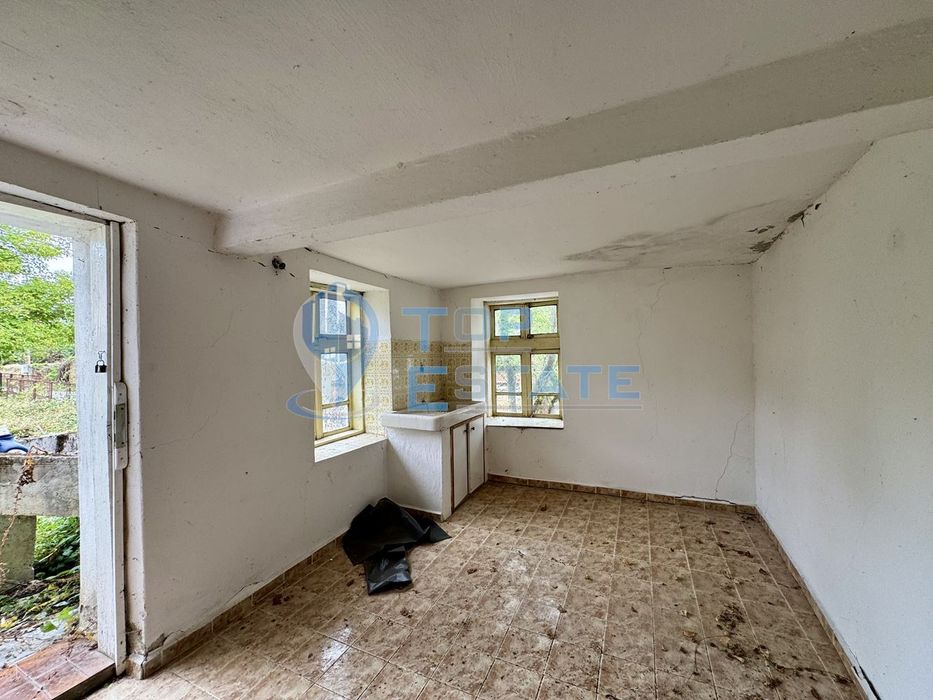 Двуетажна тухлена къща с допълнителни постройки и голям двор в село К