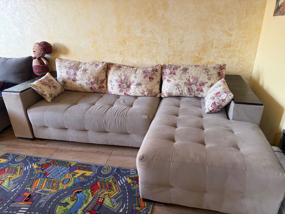 Ъглов диван с маса