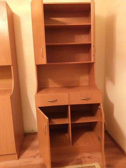 Кухонный гарнитур цвет ореховыи состояние нормальное