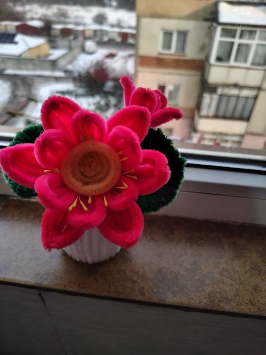 Flori lucrate manual din sârmă plușată