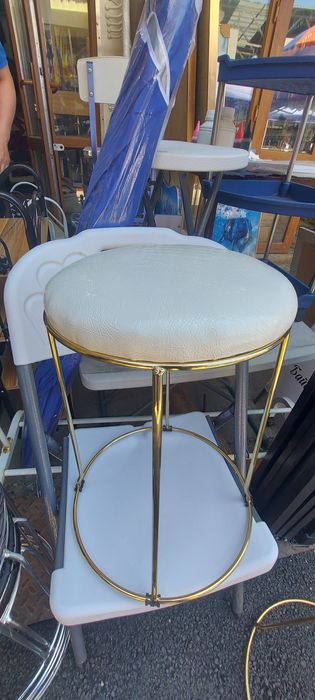 Табурет, табуретки, стулья, столы.