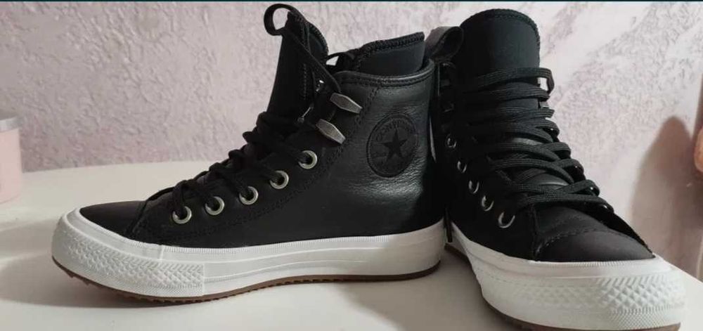 Продавам оригинални кецове Converse,  естествена кожа