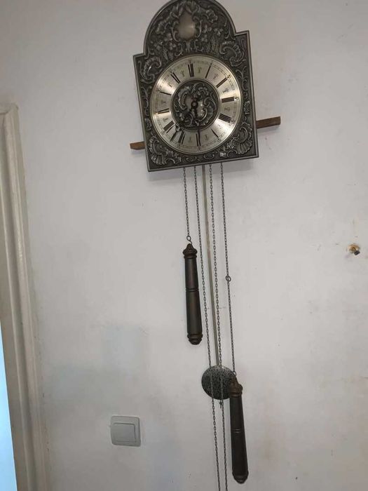 Ceas de perete cu greutati si pendula in carcasa de lemn