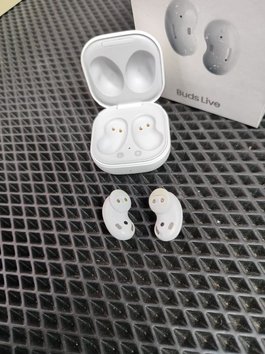 SAMSUNG GALAXY BUDS live в отличном состоянии.