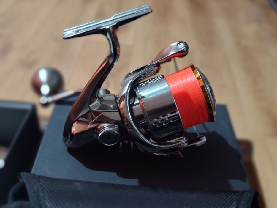 Vând mulineta Shimano STELA