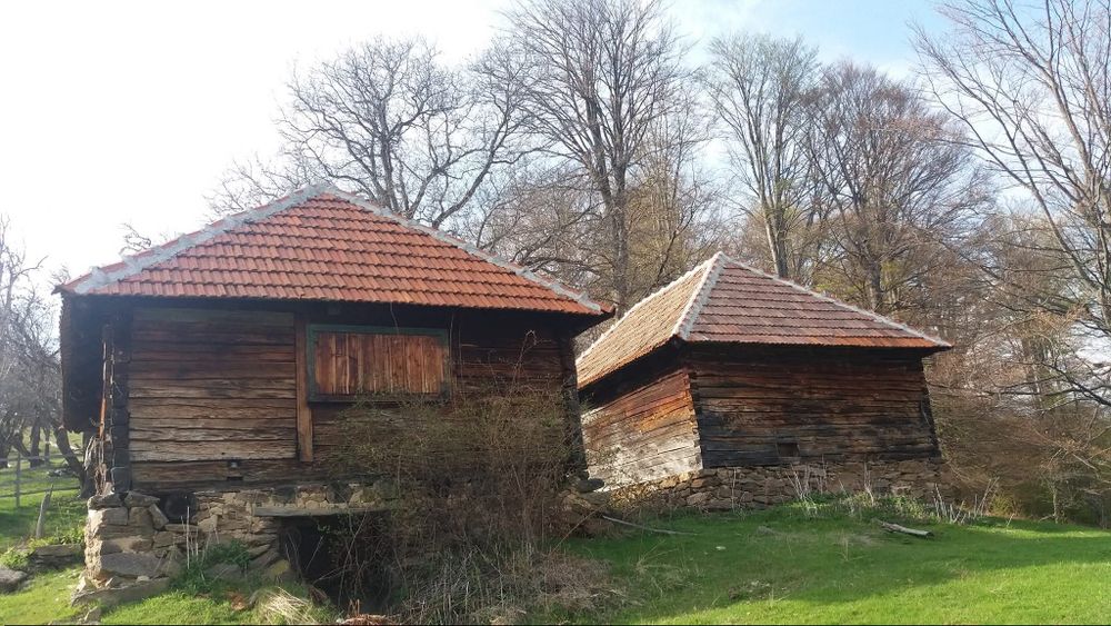 Vînd teren cu două construcții