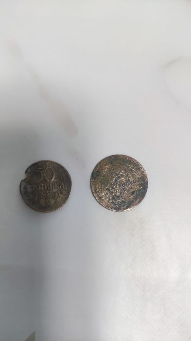 2 броя монети с обърнат герб