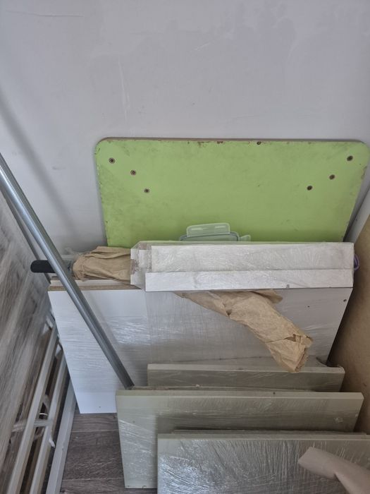 Отдам даром стол.  обогреватель