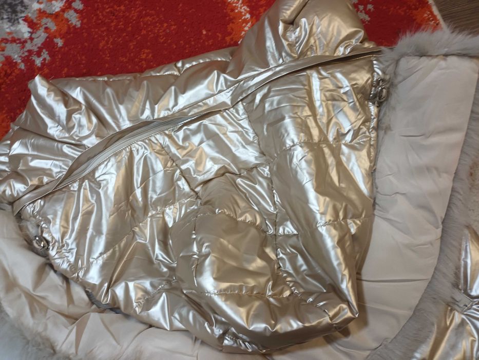 Vesta dama cu glugă