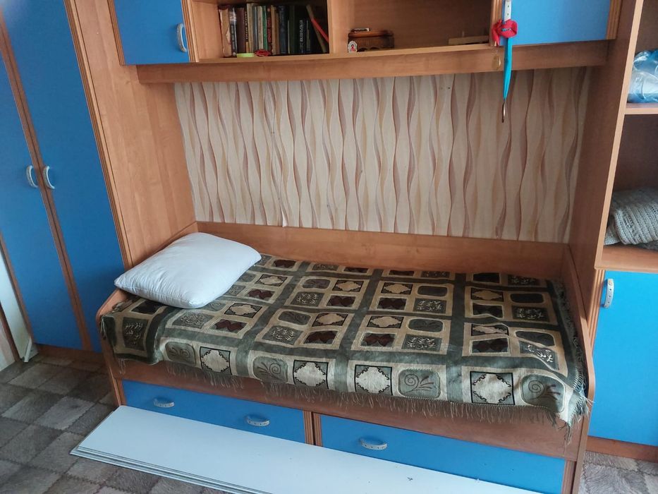 Продам детский гарнитур, стенку, кровать, уголок