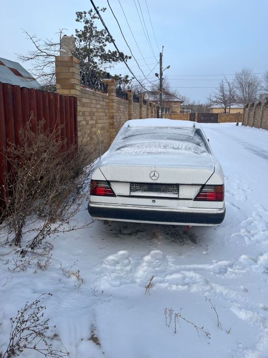 Продам мерс w124 в состояние средние механика год 1992