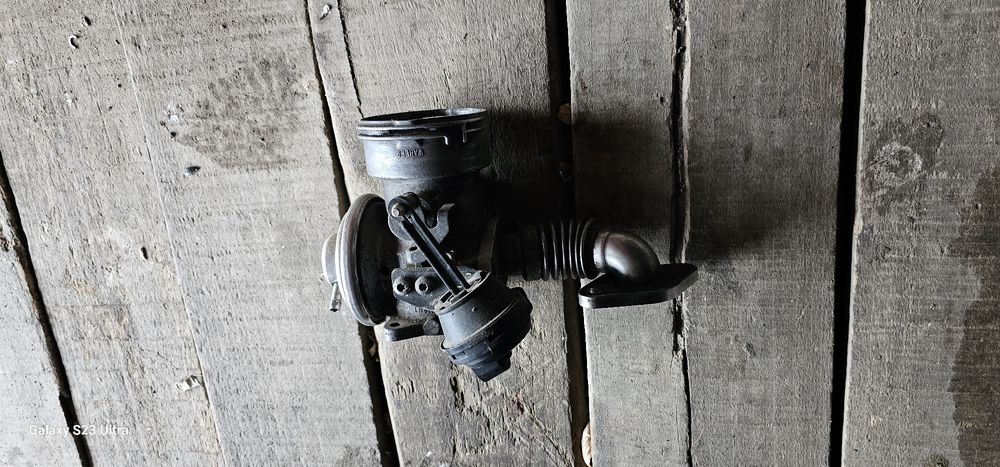 Vand diverse  piese  din urma unui upgrade la o mașină