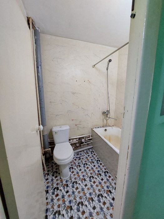 Урганч. Даритал ёнида 2 каватда 1 хоналик 2 хона килинган квартира