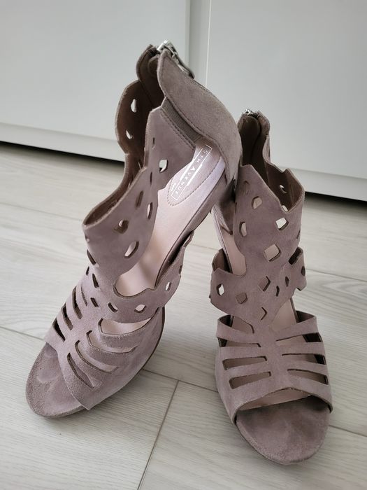 Vand sandale piele intoarsa nr 40 toc culoare nude bej