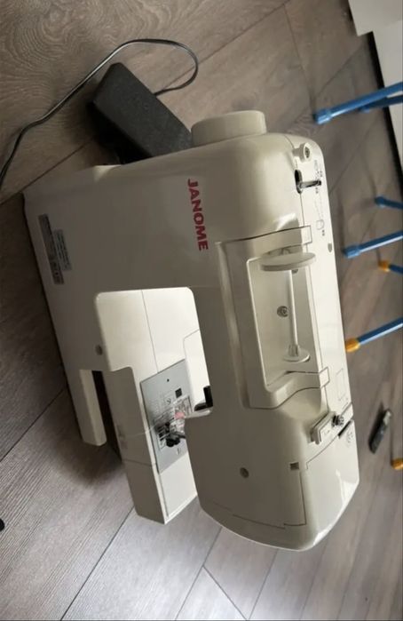 Продам швейню машинку janom 450