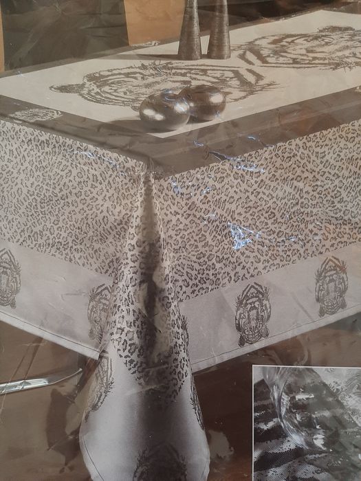 луксозна покривка за маса и кърпи English home