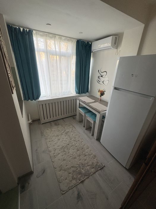 Garsonieră de închiriat – 30 mp, parter, vizavi de Sala Polivalenta