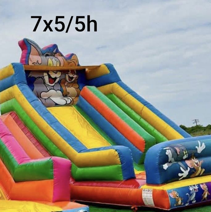 Vând tobogan gonflabil mare 7/5m