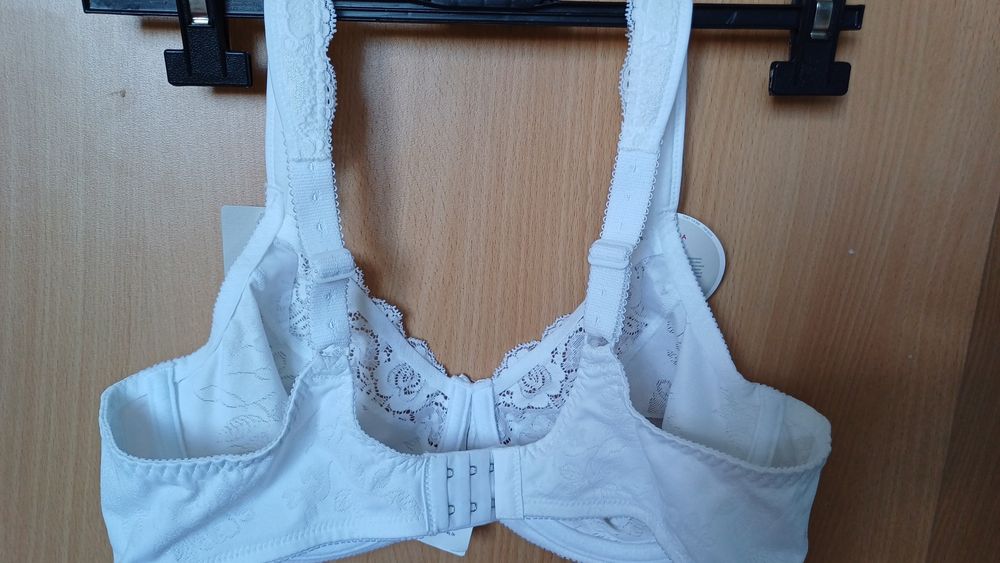 БЯЛ сутиен  Triumph 90 B НОВ