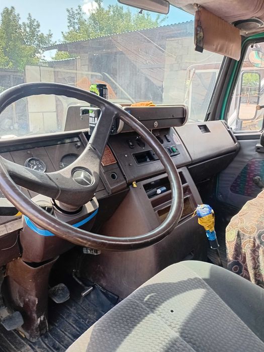 продам эвакуатор Мерседес 609