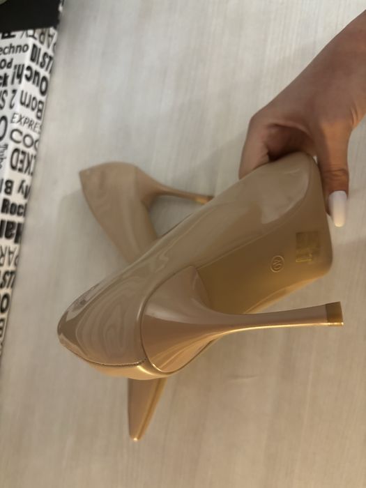 Бежови токчета 39 номер