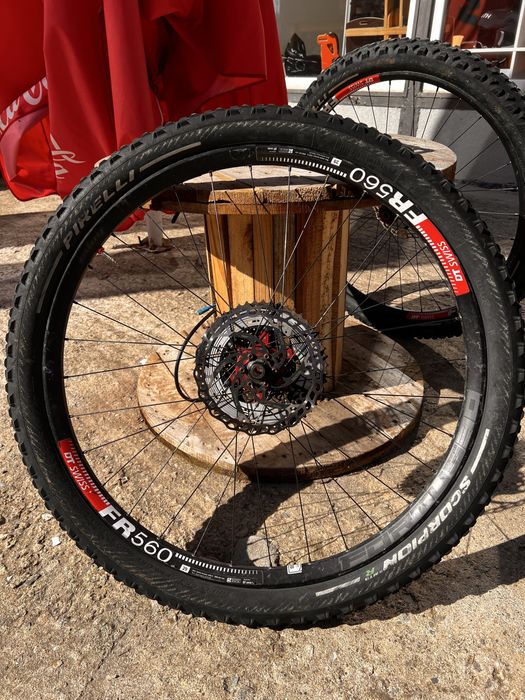 Капли Industry Nine, шини DT Swiss и HOPE