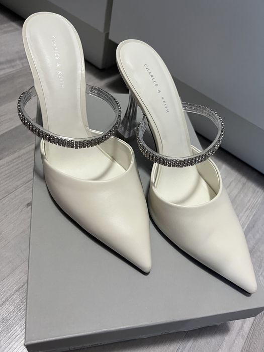 Срочно продаётся Туфли новые Charles and Keith