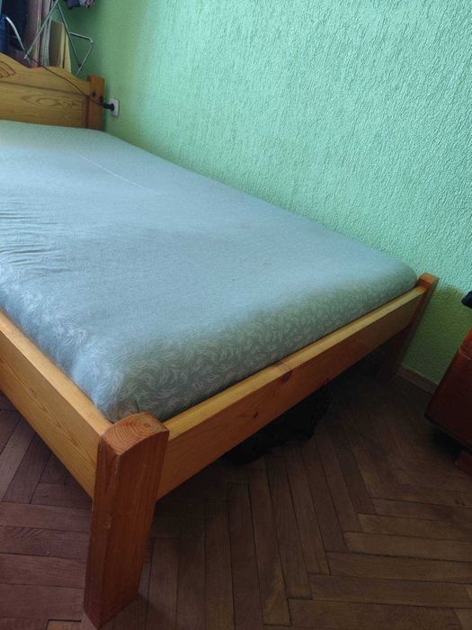 Продавам легло  персон и половина