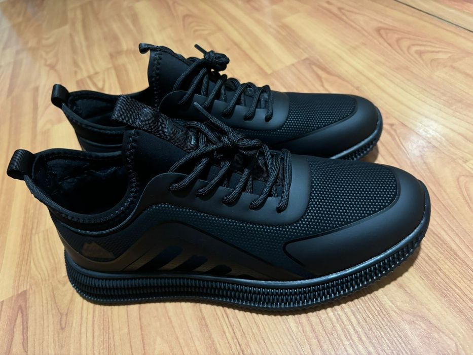 Продам чёрные кроссовки