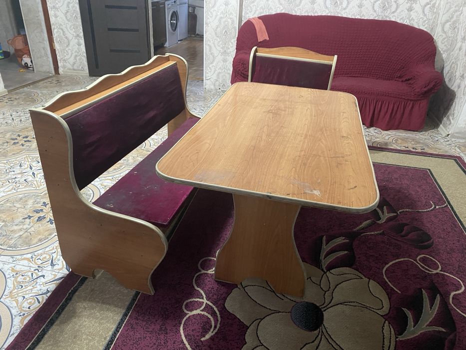 Стол со стульями