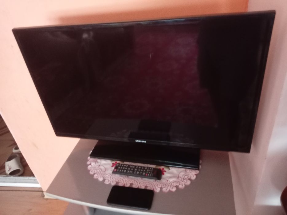 Televizor și telefon Samsung ambele