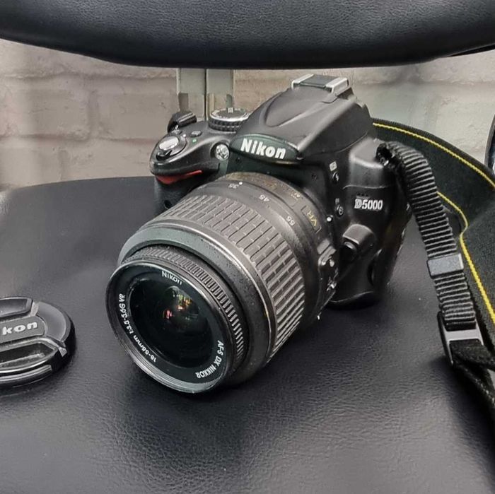 Фотоапарат Nikon D5000 с обектив Nikon AF-S DX NIKKOR 18–55mm f/3.5–5.6G VR
