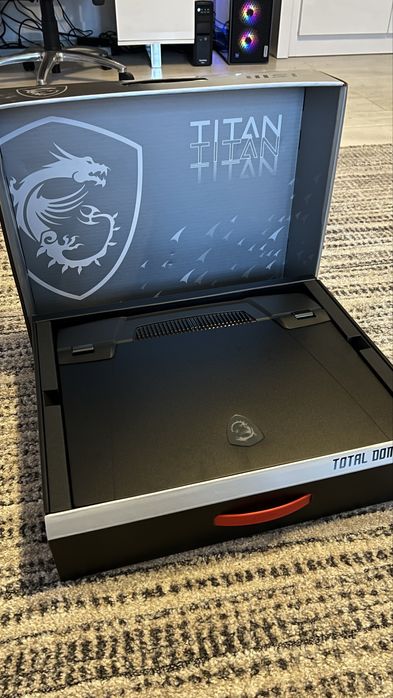 MSI Titan GT77 HX 13VI, i9‑13980HX, RTX 4090, 64GB, 4TB, impecabil