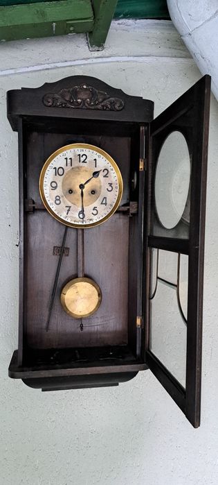 - Ceas vechi cu pendula -