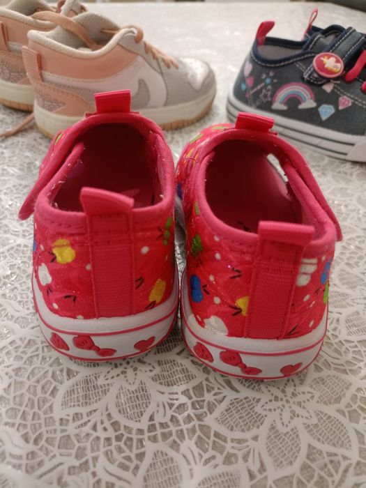 Детски обувки/цената е за 3-те чифта общо!