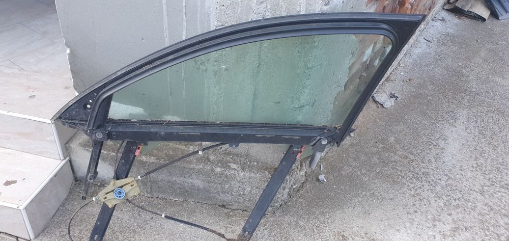 Продавам стъкло за Ауди а6 3000куатро