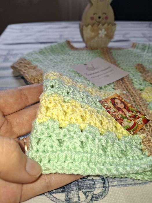 Ръчно плетена бебешка жилетка