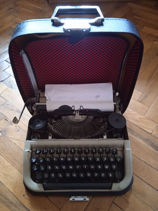 Продавам българска пишеща машина
