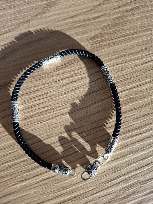 Сребърна гривна с копринени конци