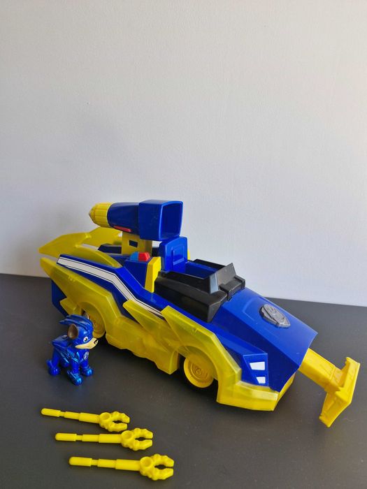 Автомобил на Супер Чейс с кученце