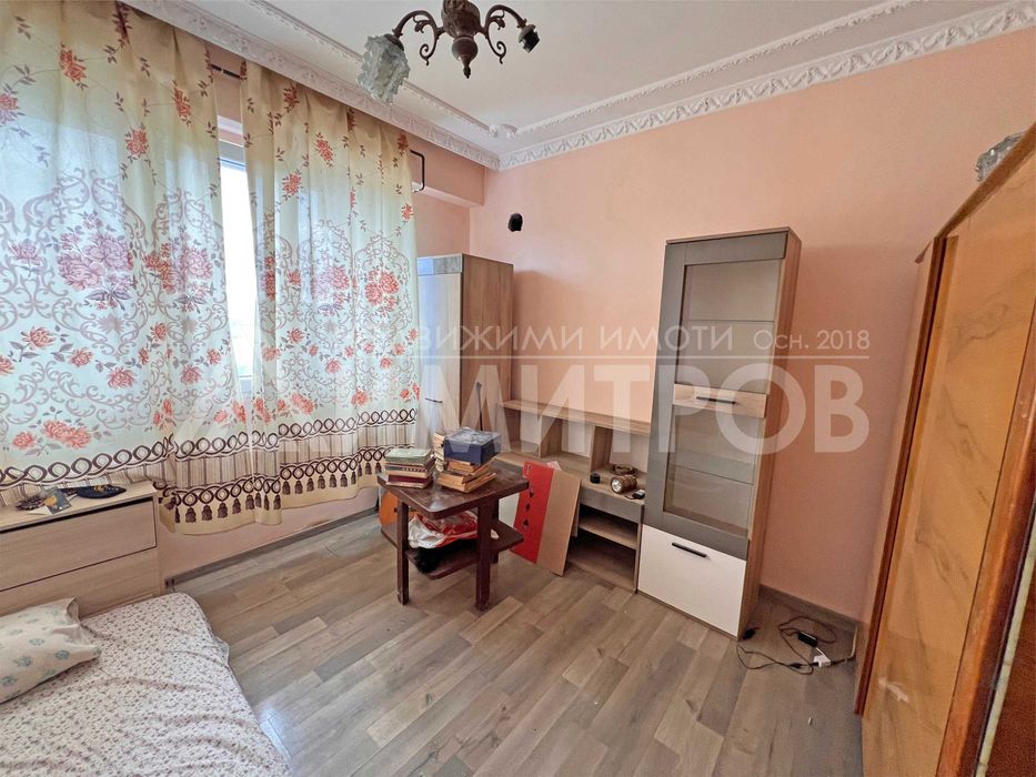 Продава тристаен апартамент 77 кв.м. в саниран блок в гр. Нови пазар.