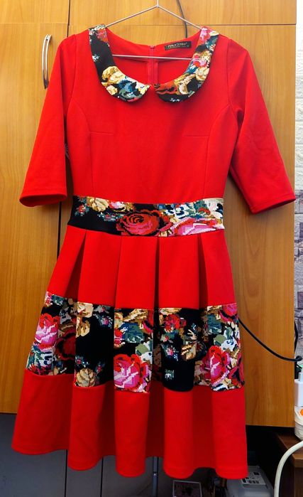 Rochie rosie cu motive folclorice