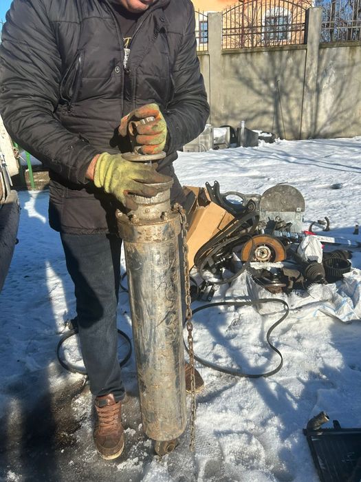 Vând cilindri hidraulici