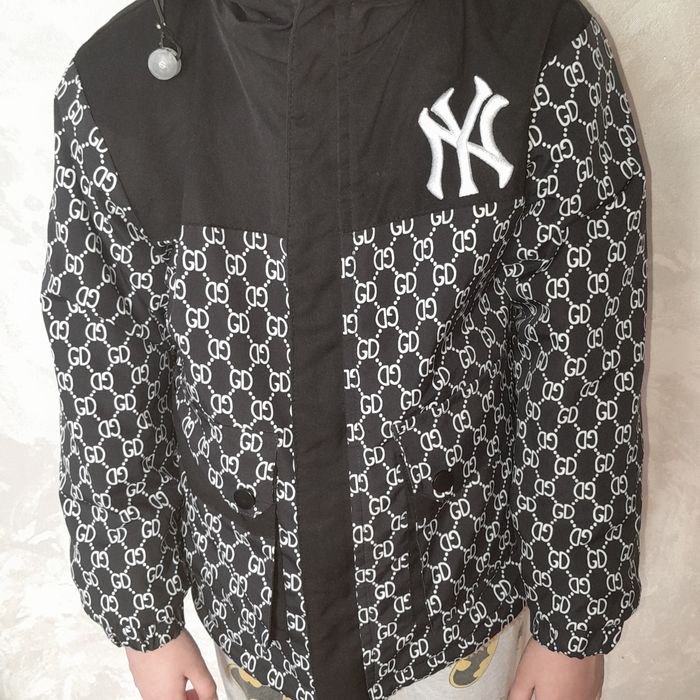 Продаётся ветровка для мальчика.