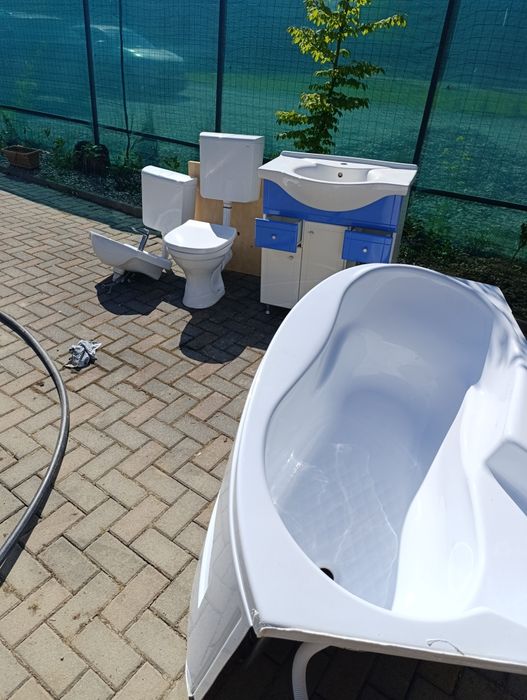 Vând wc două bazine două chiuvete mască chiuvetă cu sertare și cadă baie fară zgârieturi sau îngălbenite Menționez că totul se află pe v Avrigului