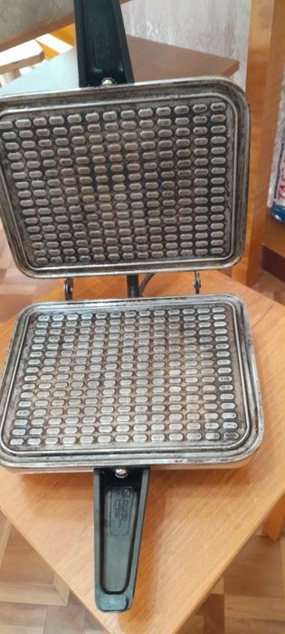 Продам электрическую вафельницу