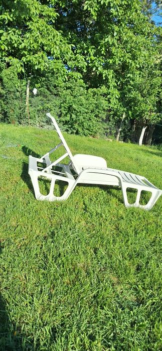 Vand 2 șezlonguri  albe de plastic, cu ridicare din Zalău!!!