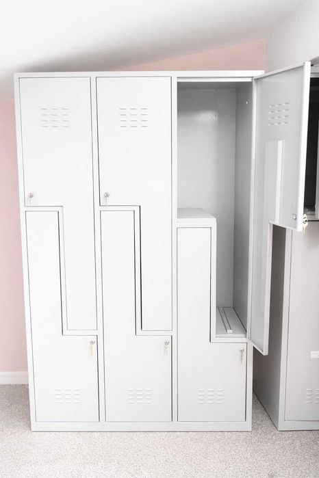 Vand Dulap vestiar metalic 6 compartimente, stare impecabila, cu chei