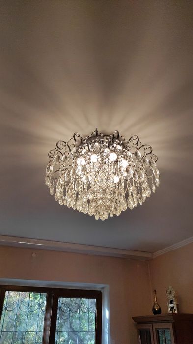 Красивая, хрустальная люстра
