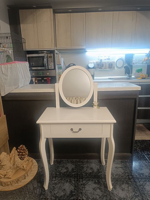 Бяла тоалетна масичка.